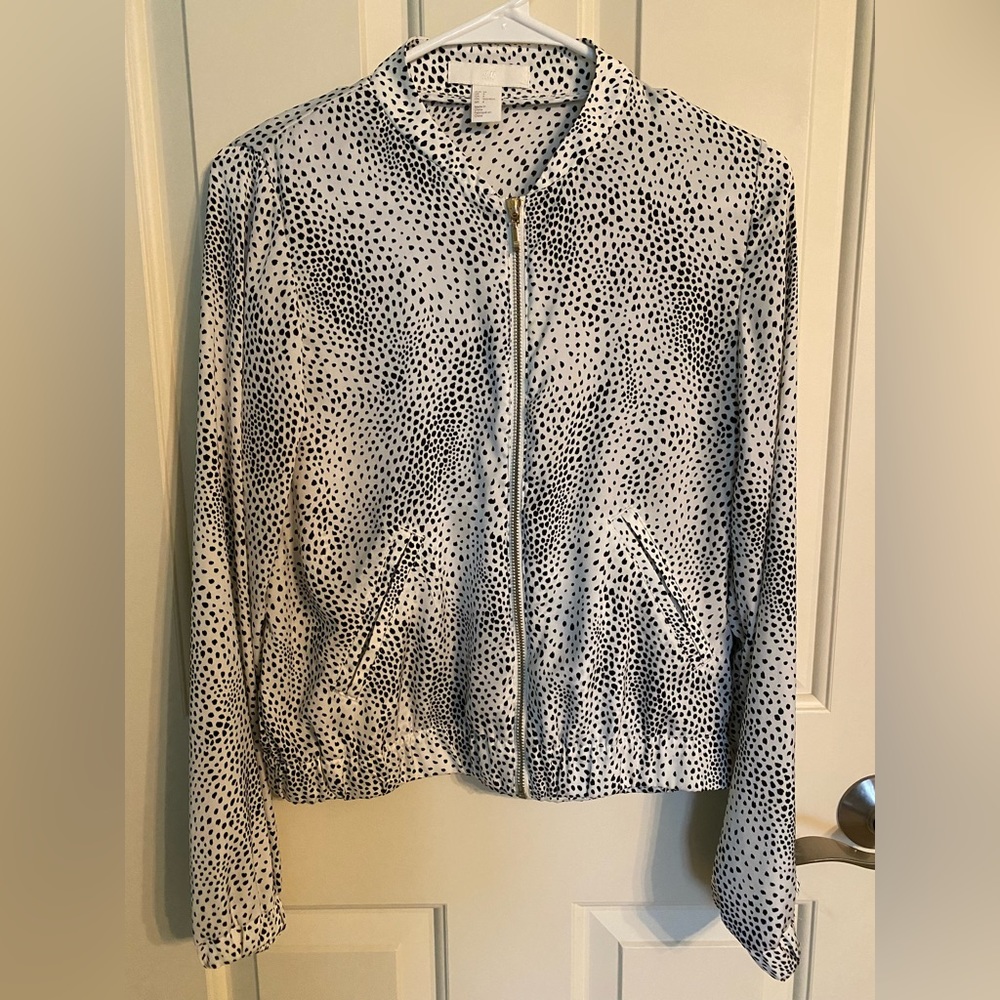 H&M/ women’s sweater/ size 4( fits like a S )/ white black dotted
